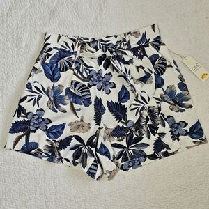 NWT C&C California Linen Blend Floral Tie Front Shorts.